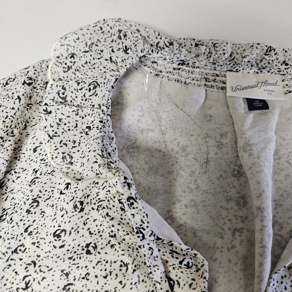 Universal Thread Medium Floral Print Women's Top - Picture 6 of 9